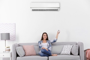 woman learning the benefits of ductless vs. central air