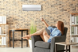 woman seeing how long her air conditioner should run